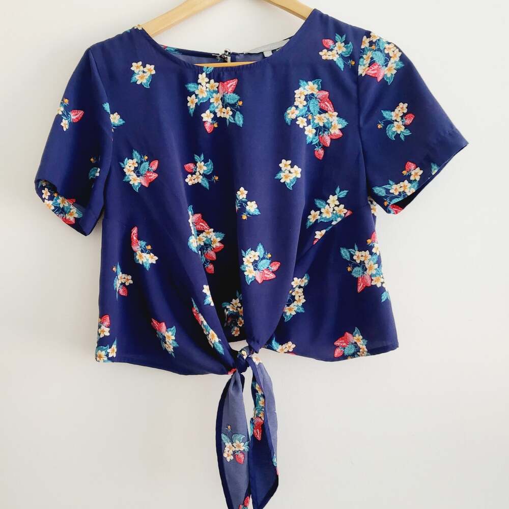 Sweet Rain strawberry knot top size S